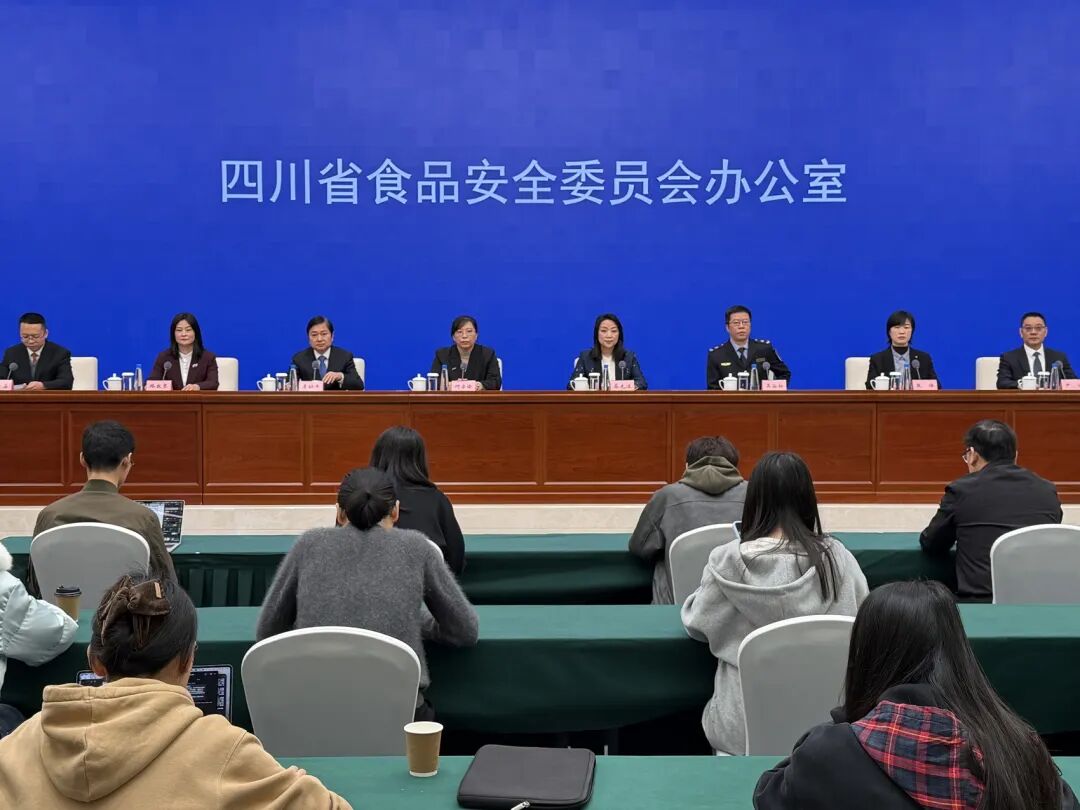 强化校园食品安全和膳食经费工作新闻发布会现场